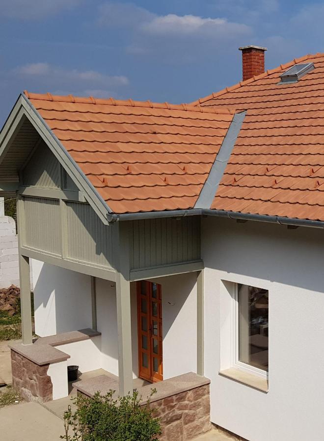 Belvarosi Haz Gyoenyoeru Panoramaval Balatonalmádi Eksteriør bilde