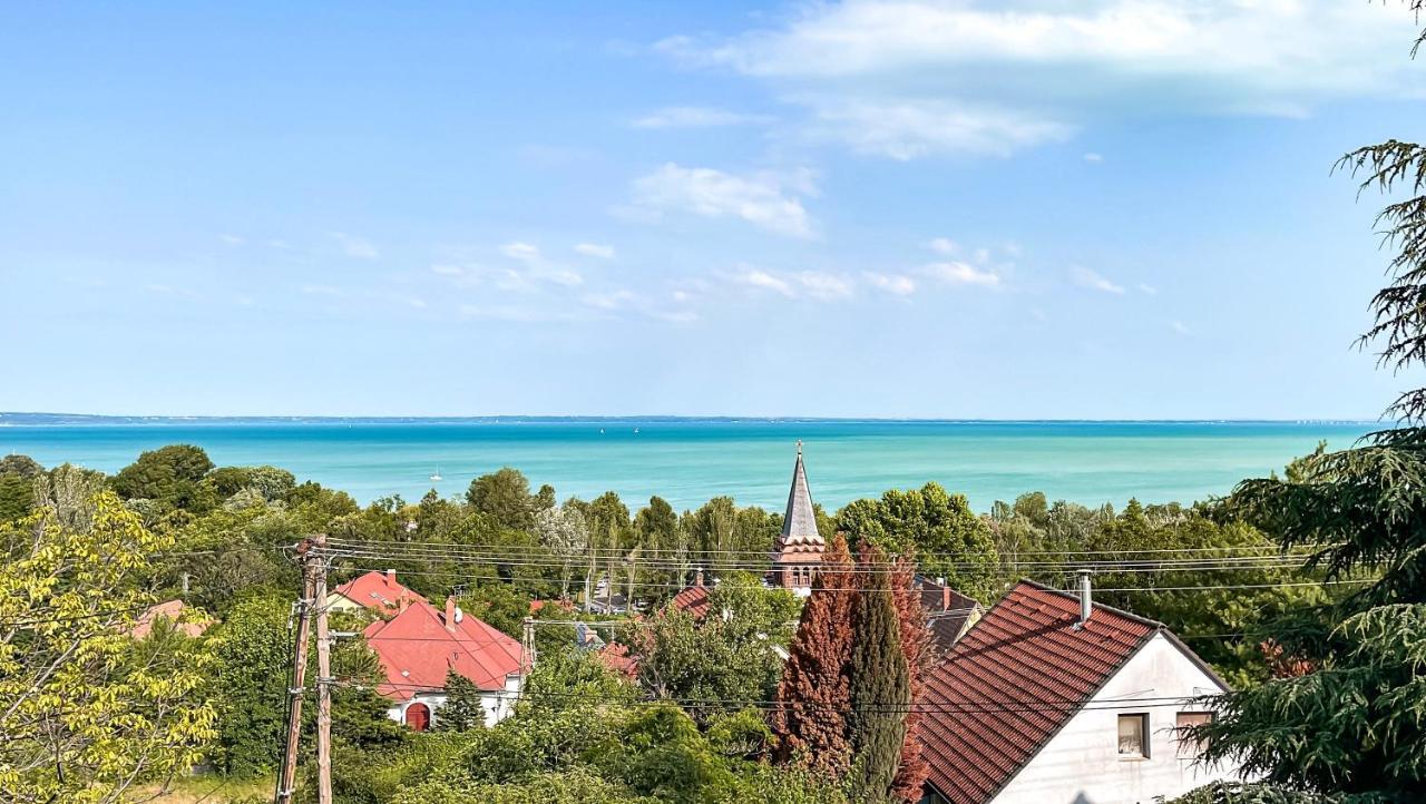 Belvarosi Haz Gyoenyoeru Panoramaval Balatonalmádi Eksteriør bilde