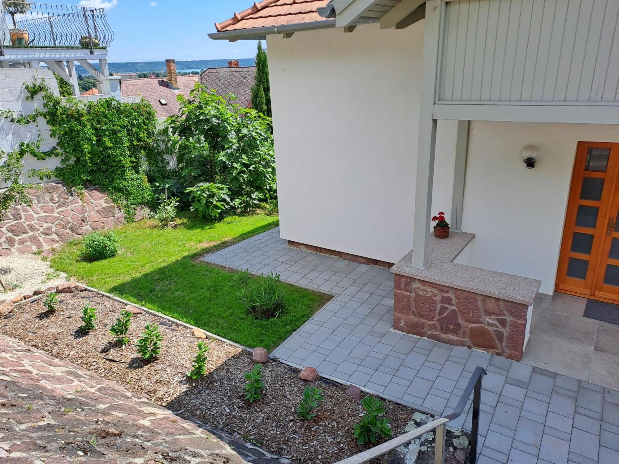 Belvarosi Haz Gyoenyoeru Panoramaval Balatonalmádi Eksteriør bilde